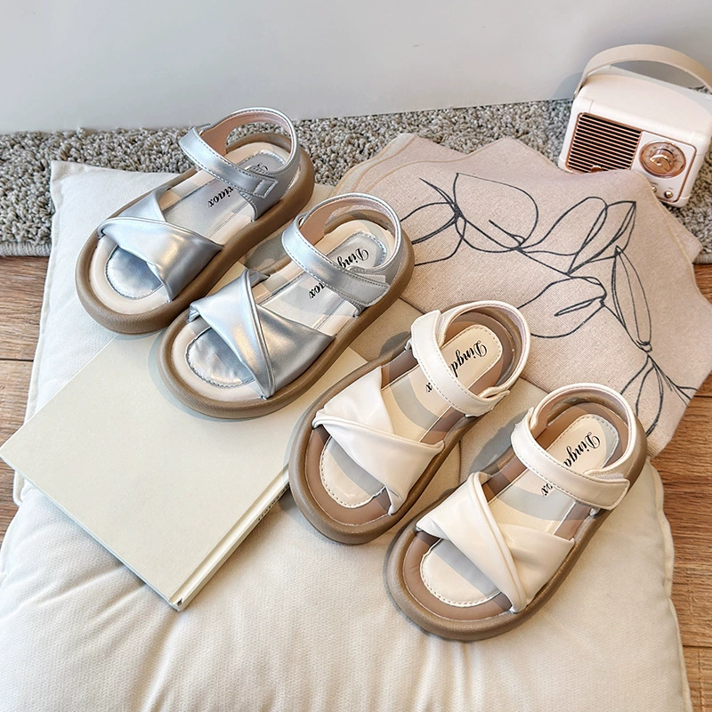 Детская обувь для девочек Сандалии летом 2025 года корейская минималистская ветрозащитная нескользящая детская обувь носит пляжные кожаные туфли для девочек