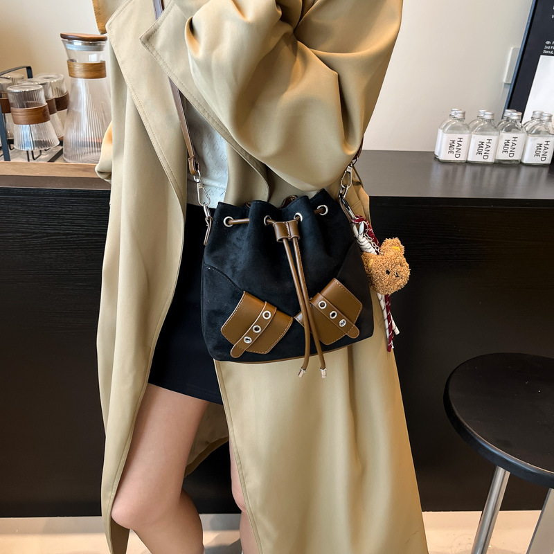 秋冬复古包包女式新款时尚百搭单肩斜挎包抽绳设计通勤水桶包|undefined