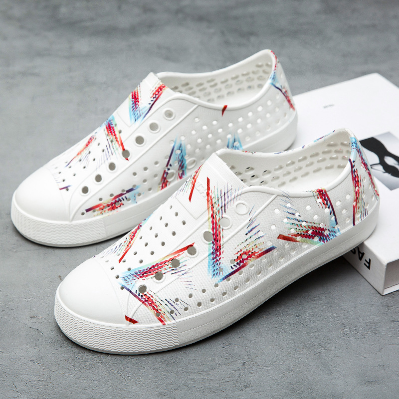 LUCHI zapatos con agujeros pareja verano nuevo estilo graffiti transpirable vadeo hueco hombres y mujeres sandalias de playa casuales en stock