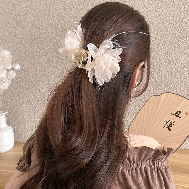 Dulce ambiente, clip de agarre de plumas, clip de tiburón de flor de malla, agarre de pelo de temperamento, nuevo tocado de flor de cabeza trenzada lateral chino