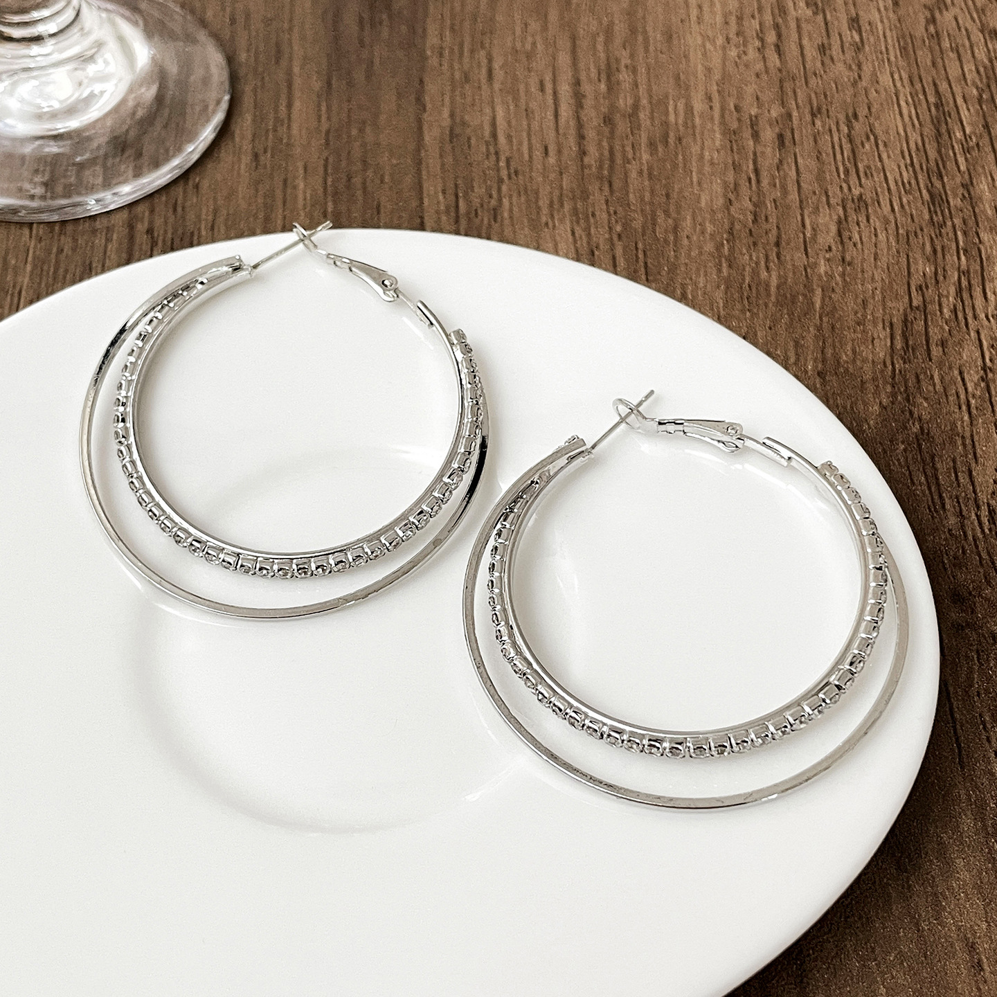 Puesto de mercado nocturno Pendientes de temperamento de moda caliente Pendientes de otoño e invierno para mujer Pendientes de perlas de imitación de lujo ligero de alta gama al por mayor