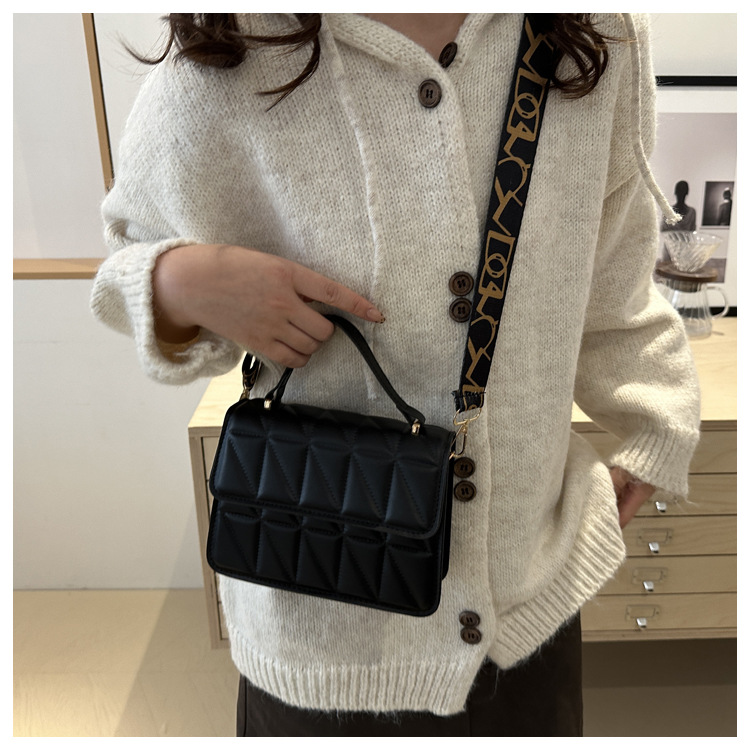 A stylish and simple diamond-shaped small square bag for the autumn and winter of 2024, featuring a solid color and a trendy single-shoulder bag for women undefined