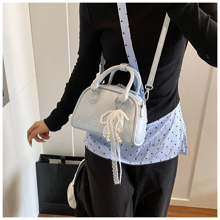 This year, Korean-style, stylish and simple hand-held bags with niche designs are in vogue. These are fashionable summer underarm bags for women's commuting undefined