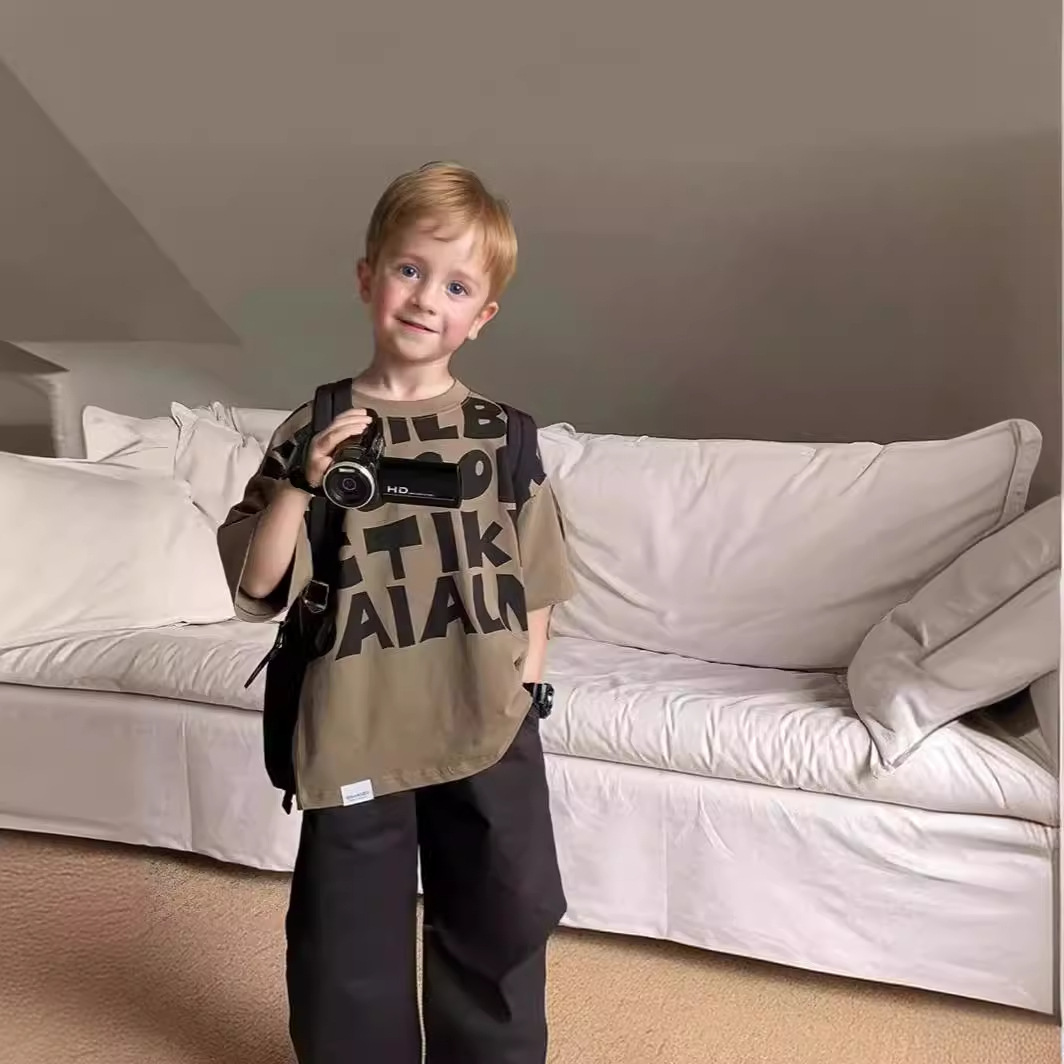 2024 nueva camiseta de cuello redondo para niños de verano manga corta de moda para niños media manga estilo coreano top de bebé moda masculina