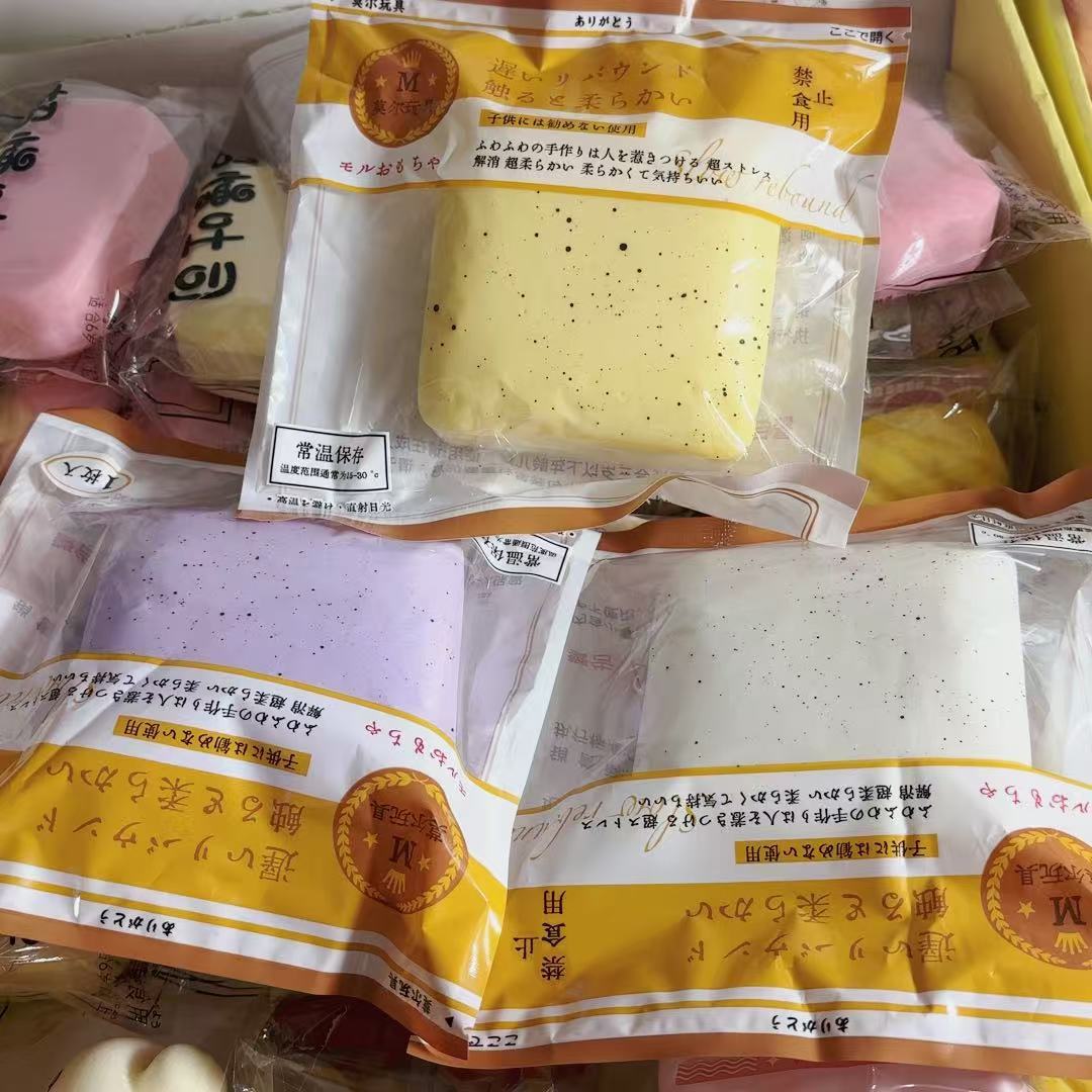 느린 리바운드의 젖은 부드러운 색상의 무작위 사각형 끈적끈적한 케이크 1개