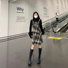 法式高级感格纹吊带连衣裙子女秋冬季2025新款小个子香风套装长裙