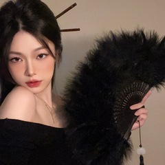 中国風の黒い羽毛扇の子供のチャイナドレスのショーの扇子の古風なダンスの漢服のぬいぐるみのクリスマスの装飾品