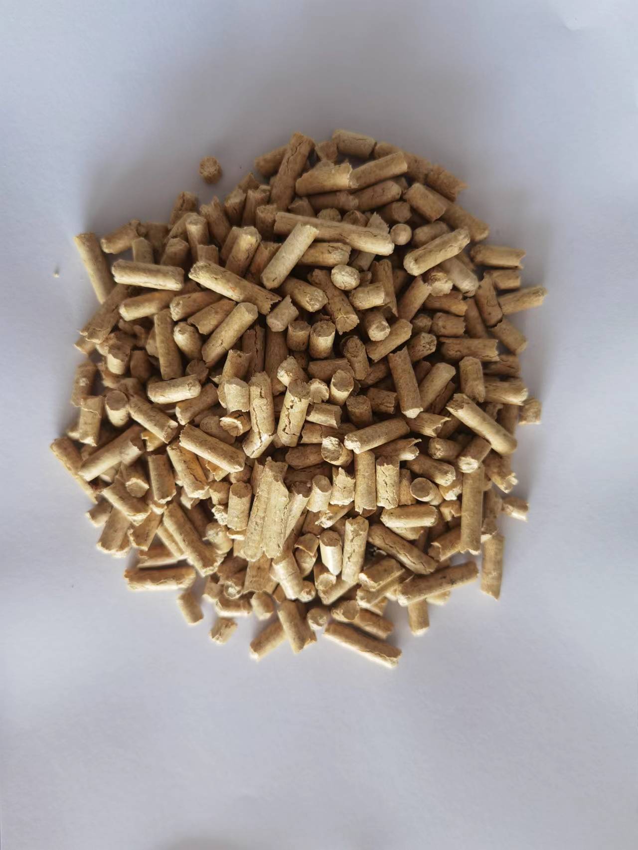 Sand para gatos de pino, fábrica de madera de pino al por mayor, arena para gatos transfronteriza, fuerte absorción de agua y bajo polvo, 15KG, inodoro para gatos adultos y gatos jóvenes