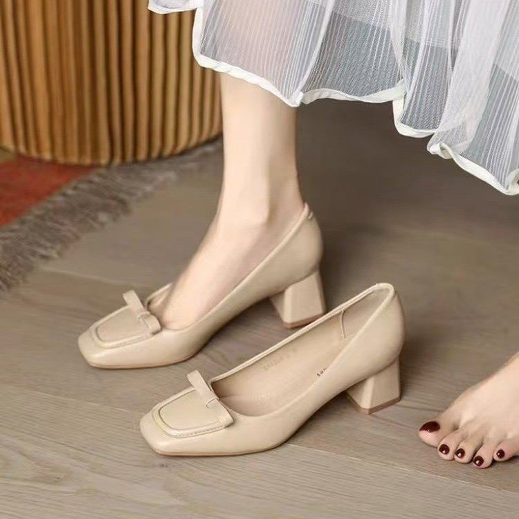 Zapatos de cabeza cuadrada de mujer de talón grueso retro otoño de 2024 nuevo estilo universal arco poco profundo para trabajar zapatos de talón alto