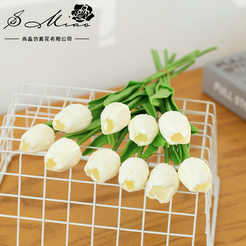 Fábrica de suministro directo planta Flor de seda artificial planta verde Venta caliente popular corto PU Tulipán decoración creativa flor sensación de la mano