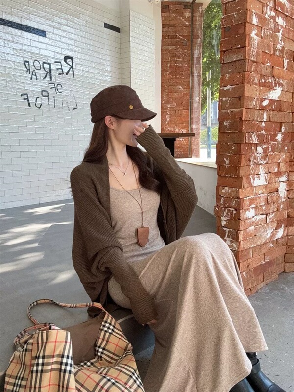 Vintage coffee-colored, flowing long-sleeved knit cardigan, a versatile and stylish casual mid-length sweater for women, perfect for autumn
