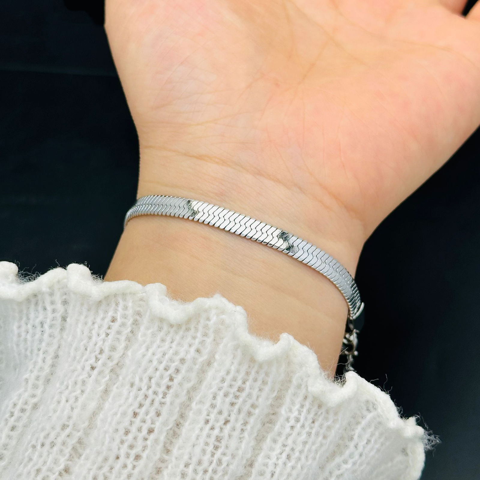 Cadena de hueso de serpiente plana de 5mm cadena desnuda transfronteriza transfronteriza temperamento de moda europea y americana joyería de lujo ligero femenino no se desvanece esencia europea y americana