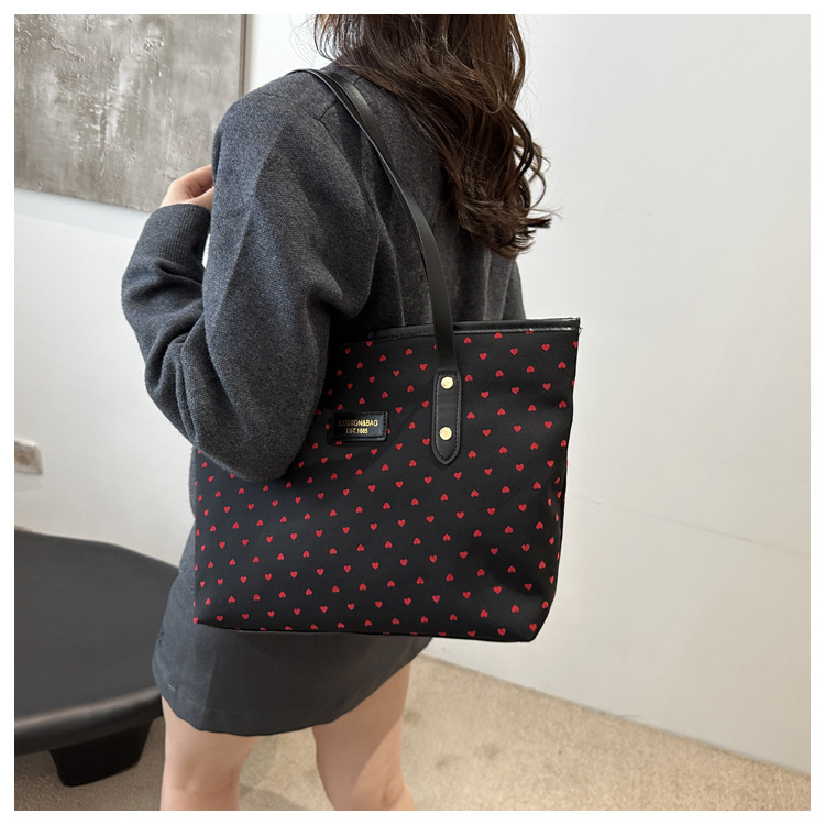 The 2024 new Korean-style tote bag with a college style is stylish, elegant and beautiful. It is a large-capacity single-shoulder and underarm commuter handbag undefined
