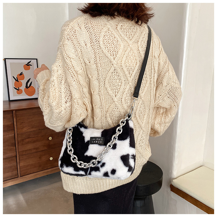 Sac En Peluche Femme Automne Et Hiver 2021 Nouveau Sac Messager Sous Les Bras À Une Épaule À Chaîne Épaisse display picture 4