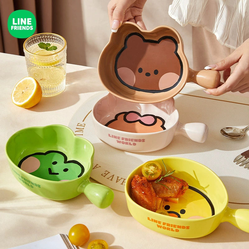 ブラウン熊はハンドル付きの陶磁器焙煎チーズグラタンを持っています。|undefined