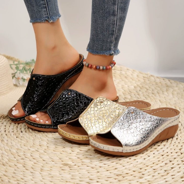 2024 Snake pattern riveting fish mouth, a lady slope and slippers, European and American large -size cross -border independent station slippers spot