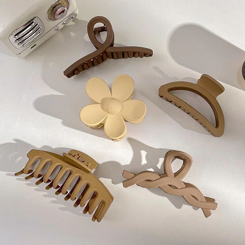 La nueva leche marrón gran tiburón clip moda temperamento de alto sentido pelo acrílico más agarrar la parte posterior la cabeza