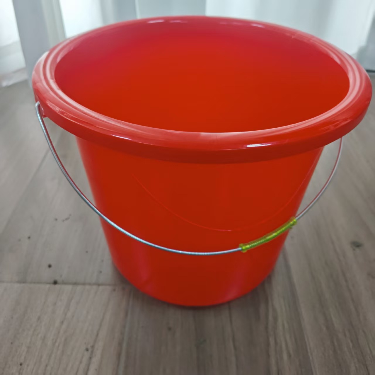 Cubo de plástico rojo de color sólido para el hogar, cubo portátil para el hogar, cubo redondo engrosado, cubo de lavandería para dormitorio estudiantil, venta al por mayor. image 5