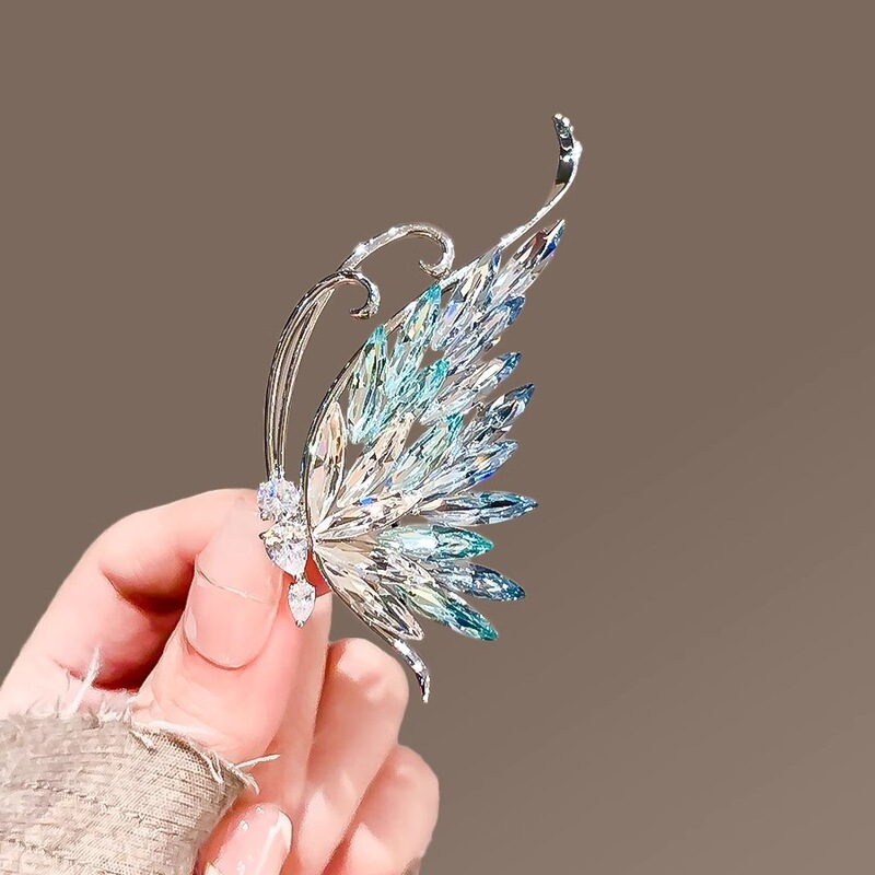 European and American temperament simulation butterfly brooch three-dimensional diamond gradient color high-end pin women's fashion bright butterfly corsage