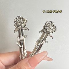 A single rose flower inlaid with alloy, featuring a minimalist design, a Japanese Y2K sweet and cool rose hair clip for girls, a gentle hair accessory.