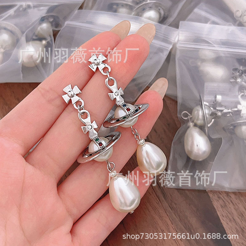 Classic three dimensional earrings drop-shaped from pearl