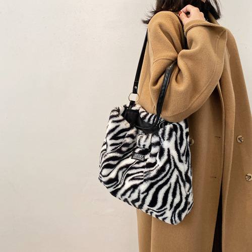 Personalized large-capacity furry bags are popular this year in autumn and winter. The new trendy Korean version is popular this year. One-shoulder underarm bags are popular this year.