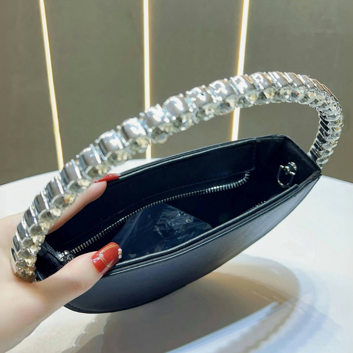 Elegante pochette semicircolare con paillettes e diamanti scintillanti, perfetta per feste serali e feste femminili._voghion.com