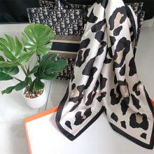 新款豹纹小方巾仿真丝头巾春夏围巾韩版印花丝巾护颈围脖职业女士