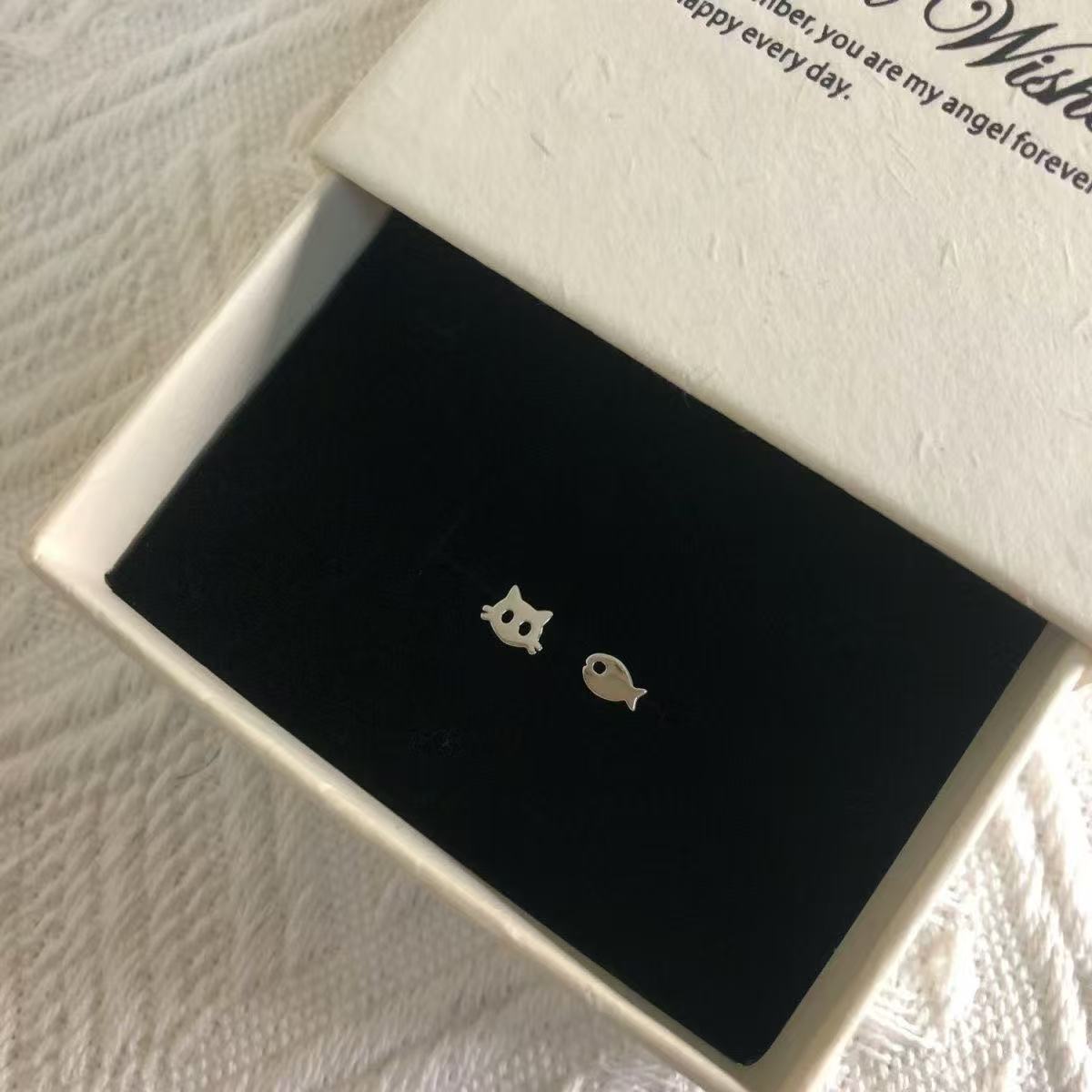 可爱精致猫咪小鱼耳钉女韩版简约小猫耳环时尚个性百搭不对称耳饰