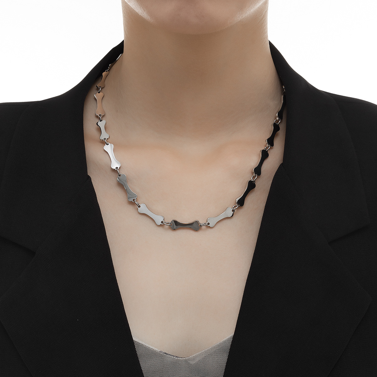 Titanium Steel Bright Face Bone Necklace Female Punk Hip-hop Style Clavicle Chain Choker display picture 4