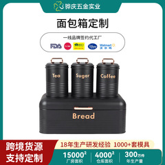 メーカーは黒いパンの箱を注文して、ふたを開けて貯蔵する缶を持っています。