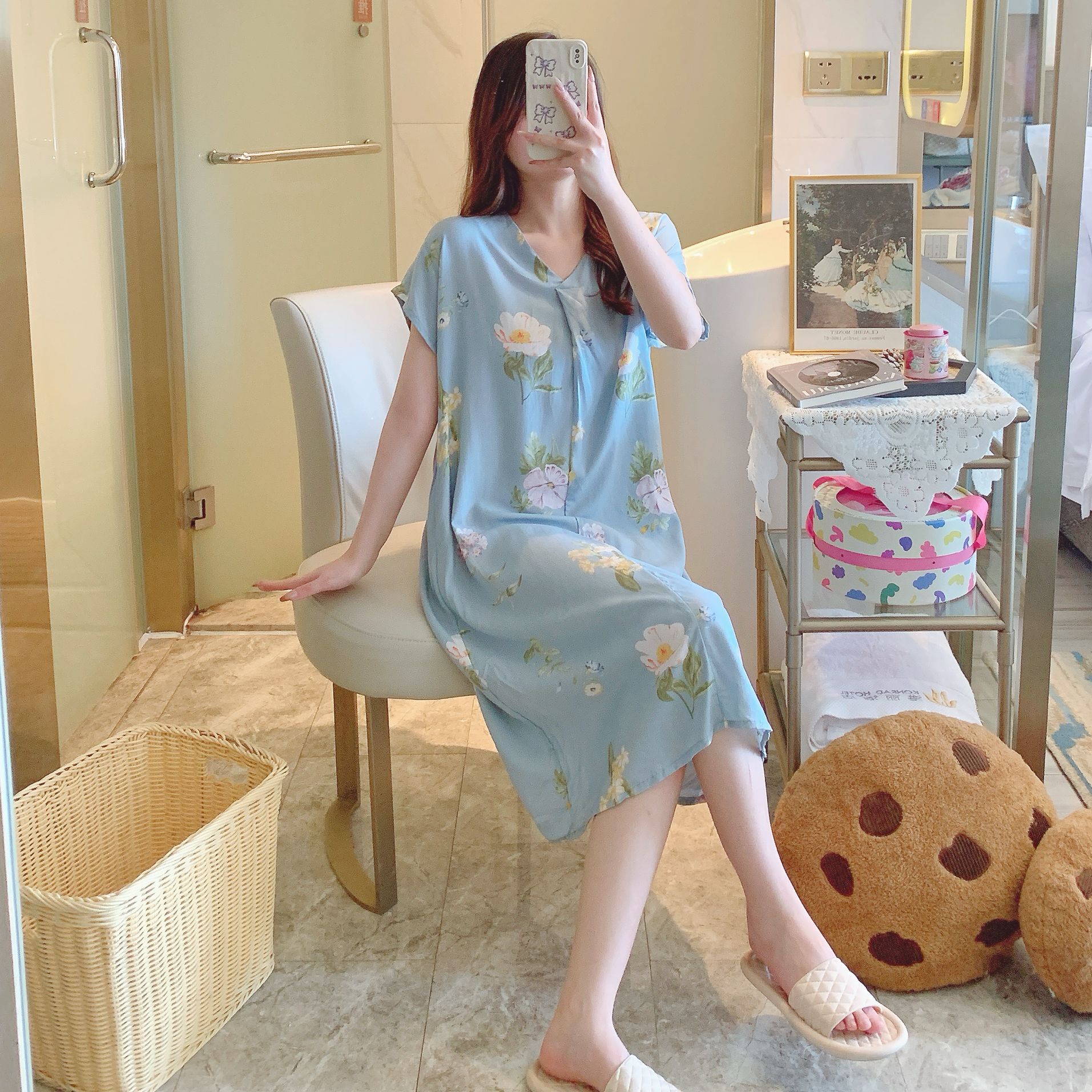 파란색 배경에 흰색 꽃