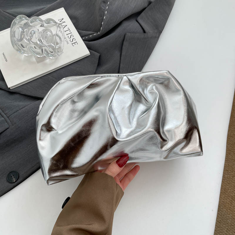 2025 bolsas de nubes plegadas de alta calidad bolsas de bolsas de bolsas de brazo nuevas bolsas de bolsas de moda casuales de hombro de mano de mujer