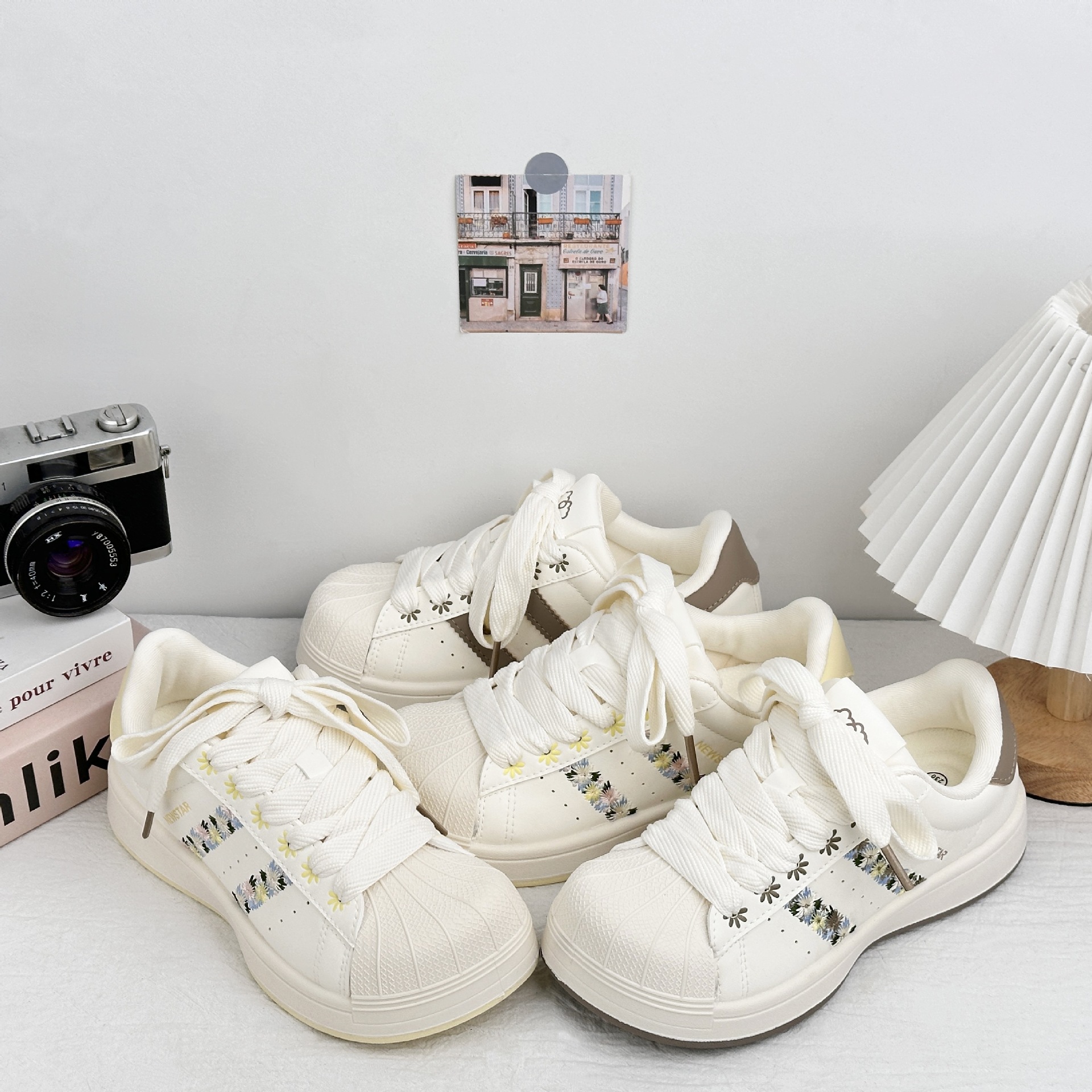 Zapatos de entrenamiento de estudiantes de verano de 2025 nuevos modelos de explosión con falda, zapatos de skate casuales, zapatos blancos pequeños