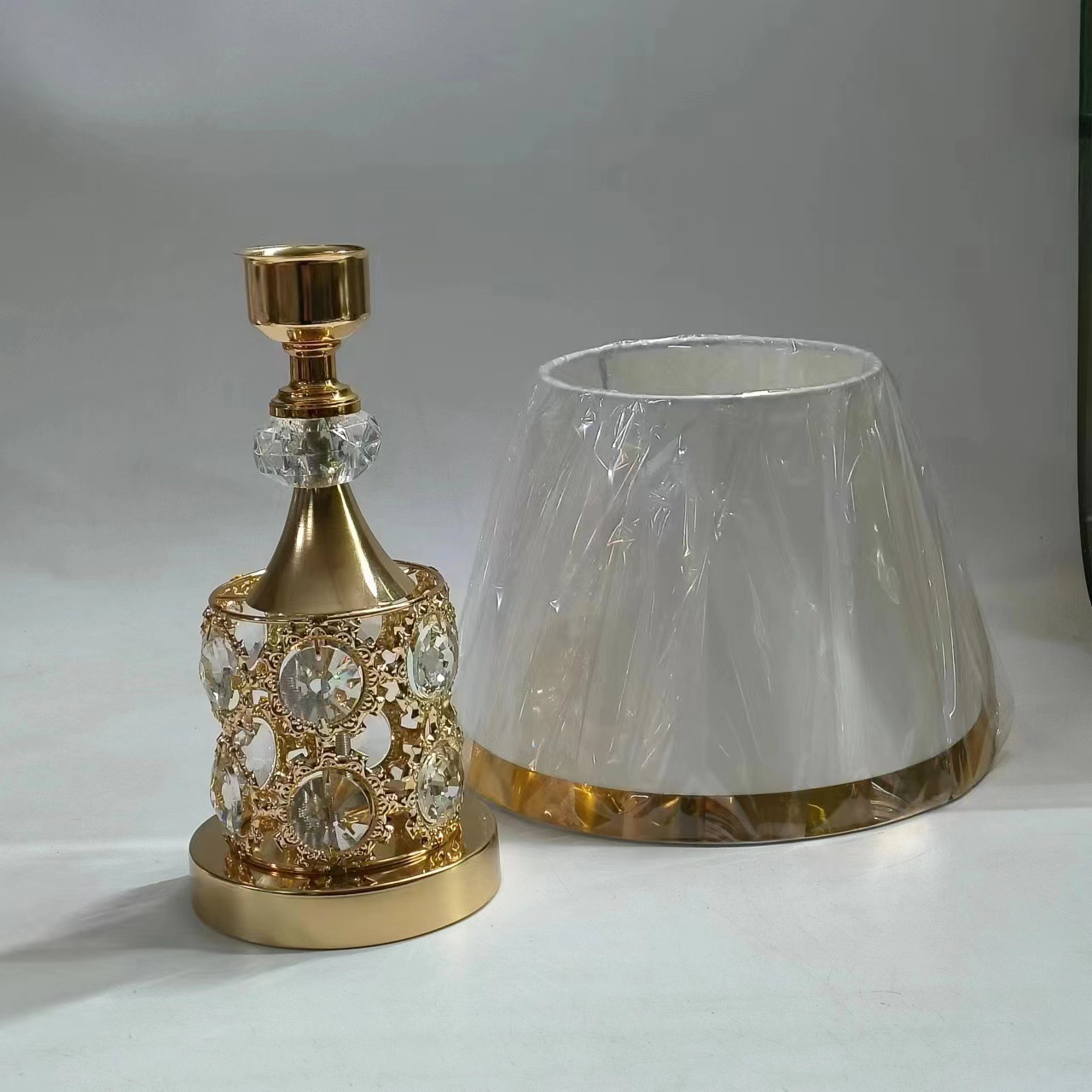 Lámpara de mesa de hierro, estilo moderno minimalista, sin fuente de luz, accesorios del cuerpo principal con pantalla de tela, lámpara de noche al por mayor. image 3