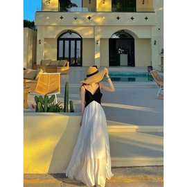 海边度假沙滩裙女夏三亚旅游拍照衣服超仙黑白拼色百褶吊带连衣裙