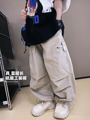男児の格好いい服装のズボンの小さい大衆のファッションの札のポケットのズボンの子供のまっすぐな筒のカジュアルなズボンの潮の中で大きい子供の洋気のズボン