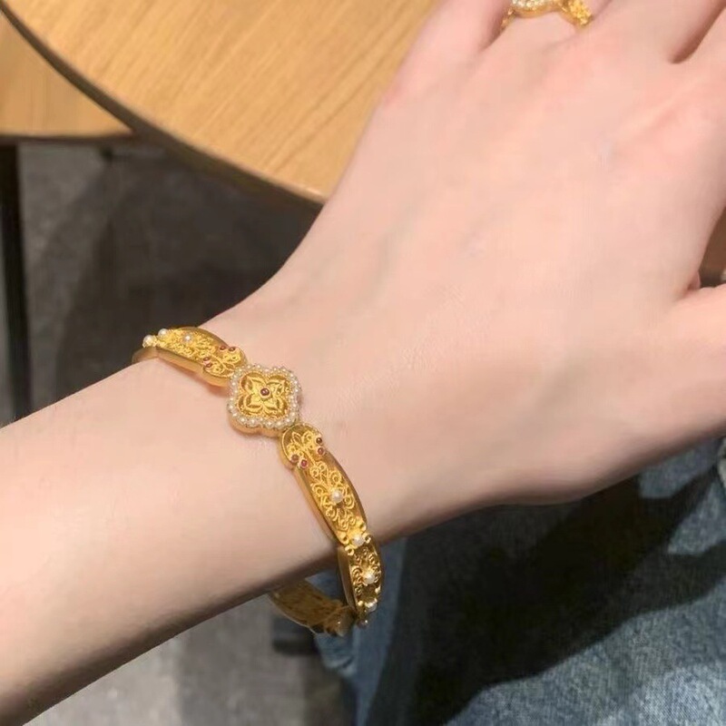 小紅の同じタイプの花の糸の腕輪の金色の軽くて豪華な百合の女性の型の素年錦の時のブレスレットの高級感のアクセサリーの装飾品の手は飾ります。|undefined