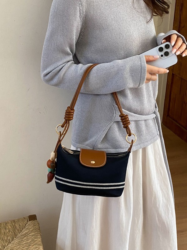 2026 nuevo nicho minimalista tela estriada bolsas de bolsillo de mano bolsas de brazo de alta calidad bolsas de hombro ligeras