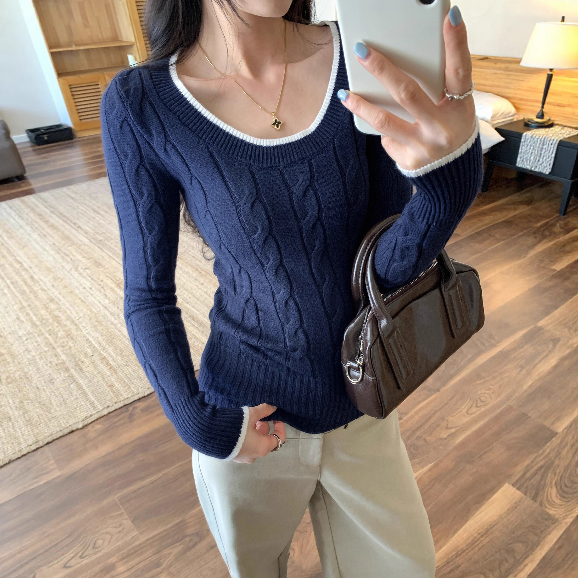 Korean Style Contrasting Color U-Neck Twist Knitwear for Women in Autumn and Winter 2025 New Slim Fit and Elegant Knitwear Top