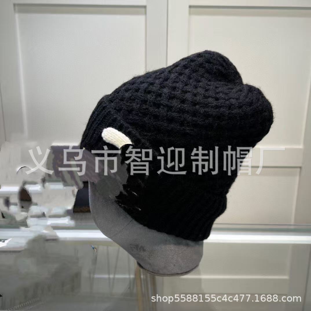 검정색 바탕에 흰색 로고