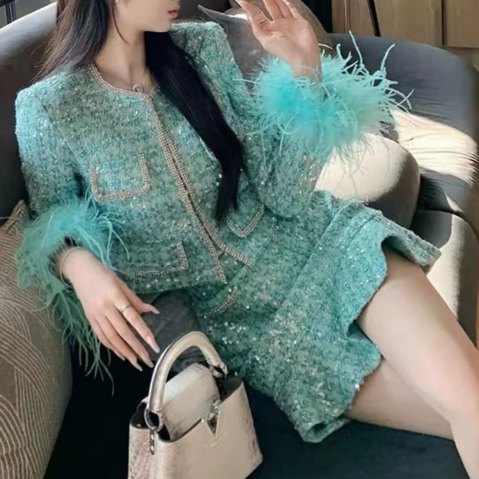 French-style elegant tweed jacket with elaborate beading and feather cuffs, short-length women's autumn and winter suit