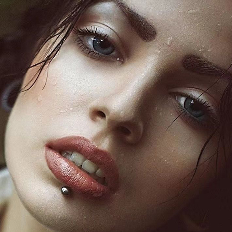 16G labret stud size and finish detail