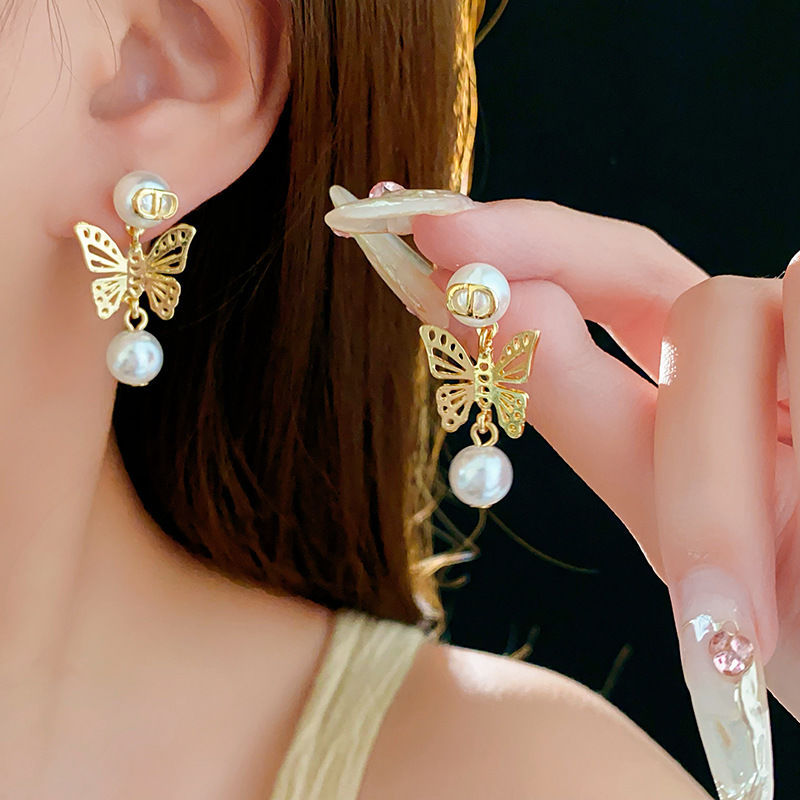 Pendientes de amor de perlas de lujo ligero con aguja de plata Pendientes de sentido de alta gama de temperamento de nicho Pendientes de estilo de palacio de todo fósforo de moda al por mayor