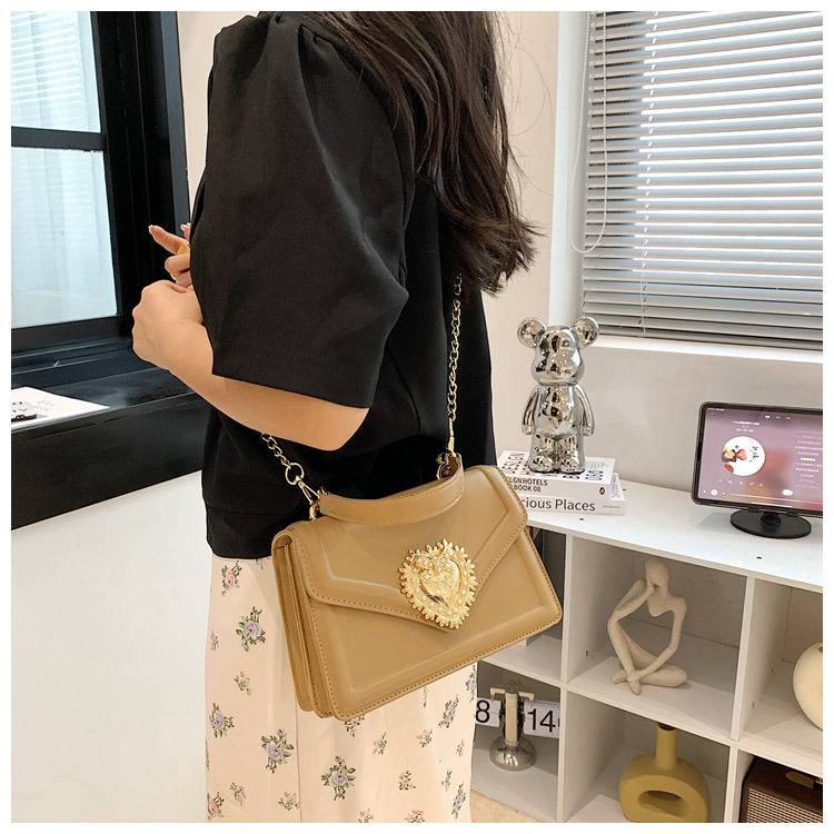 Bolsas Nova Moda Bolsa Feminina Bolsa Transversal de Alta Qualidade Bolsa Feminina com Corrente Bolsa Love Pearl Estilo Europeu e Americano Bolsa Quadrada Pequena_voghion.com