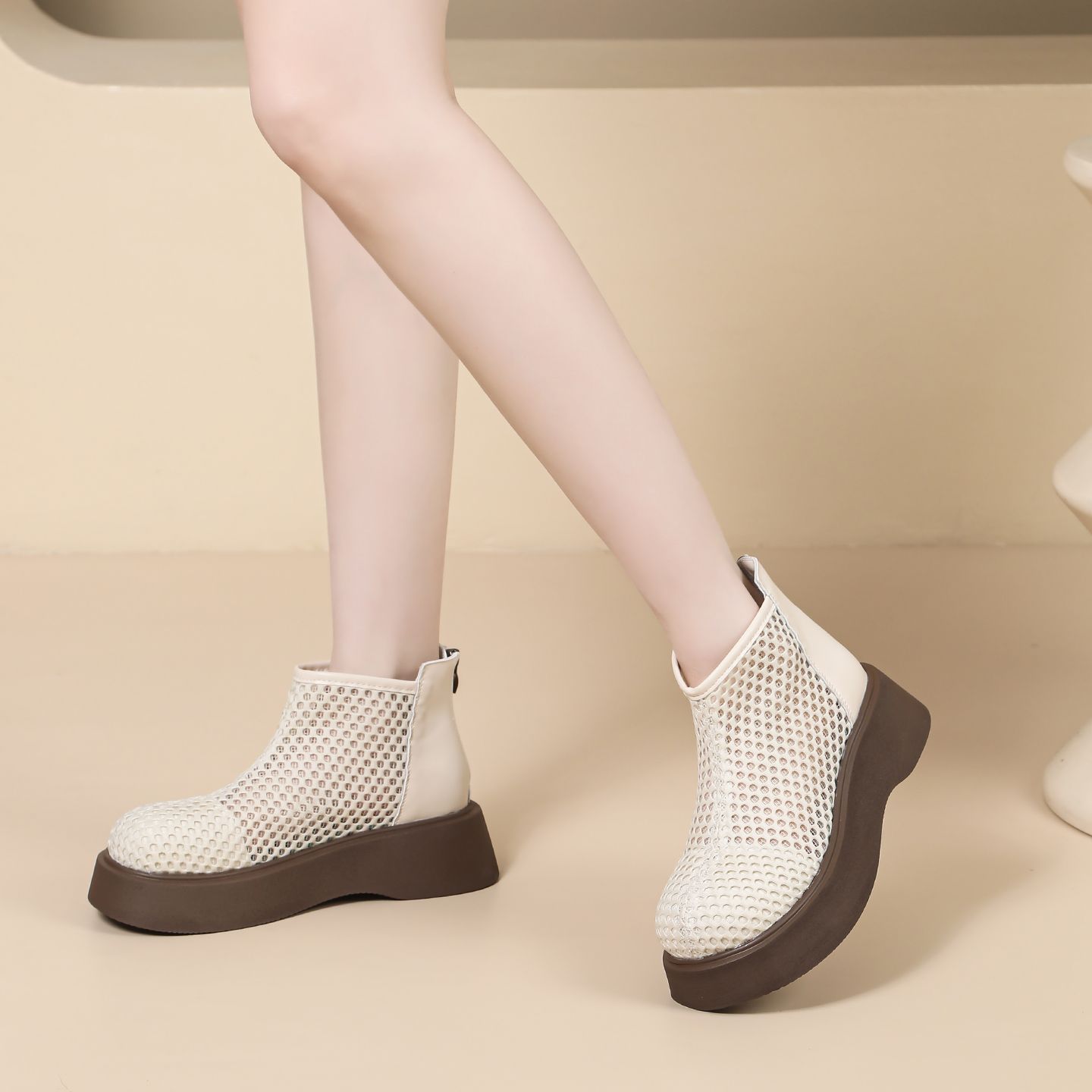 2026 primavera y verano red rojo sólido hueco sandalias de suela gruesa cómodas zapatos de moda de mujer con cabeza redonda