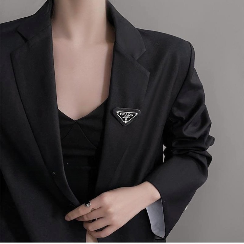 2023 nueva letra triángulo de gama alta broche femenino de alto grado sentido nicho diseño exquisito traje ramillete PIN