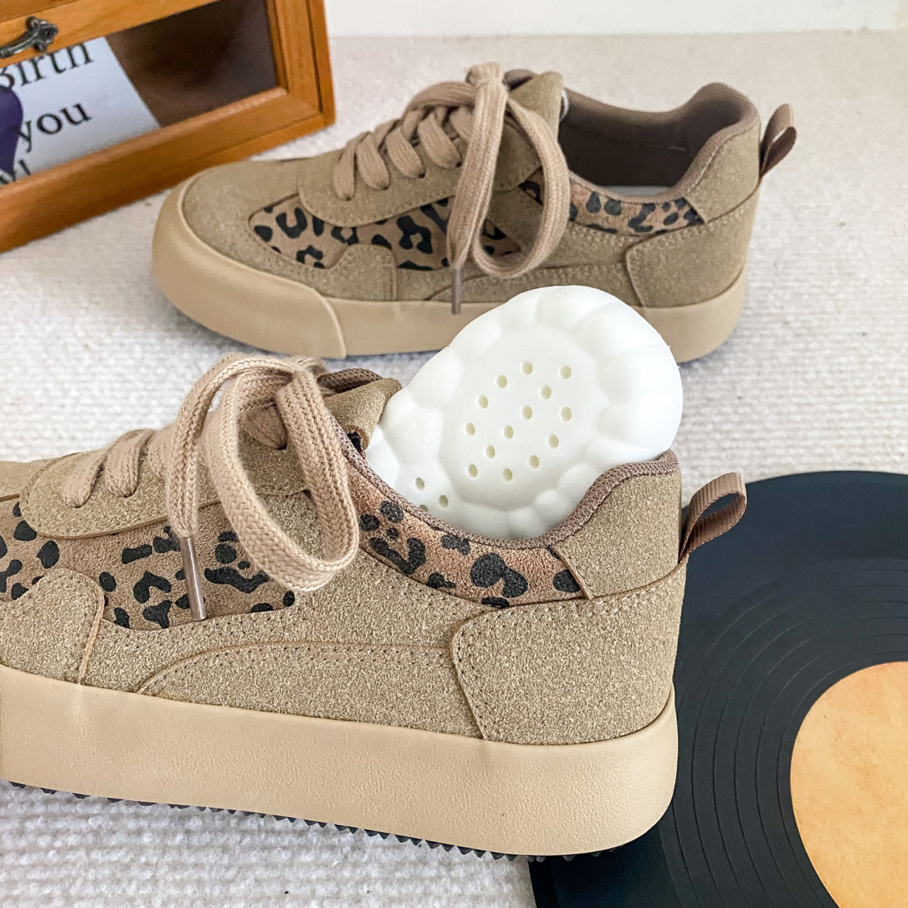 Mattes Leder-Leoparden-Print-Board für Damen im Herbst 2024, neues, dickbesohltes, höhenverstärkendes Freizeit-Sporttraining_voghion.com