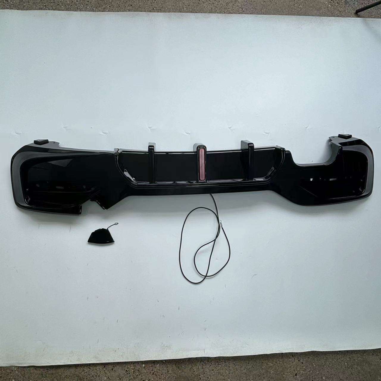 Suitable for BMW 1 Series F20 rear lip with lights, square light car modification rear spoiler tail lip parts for 15-19 models