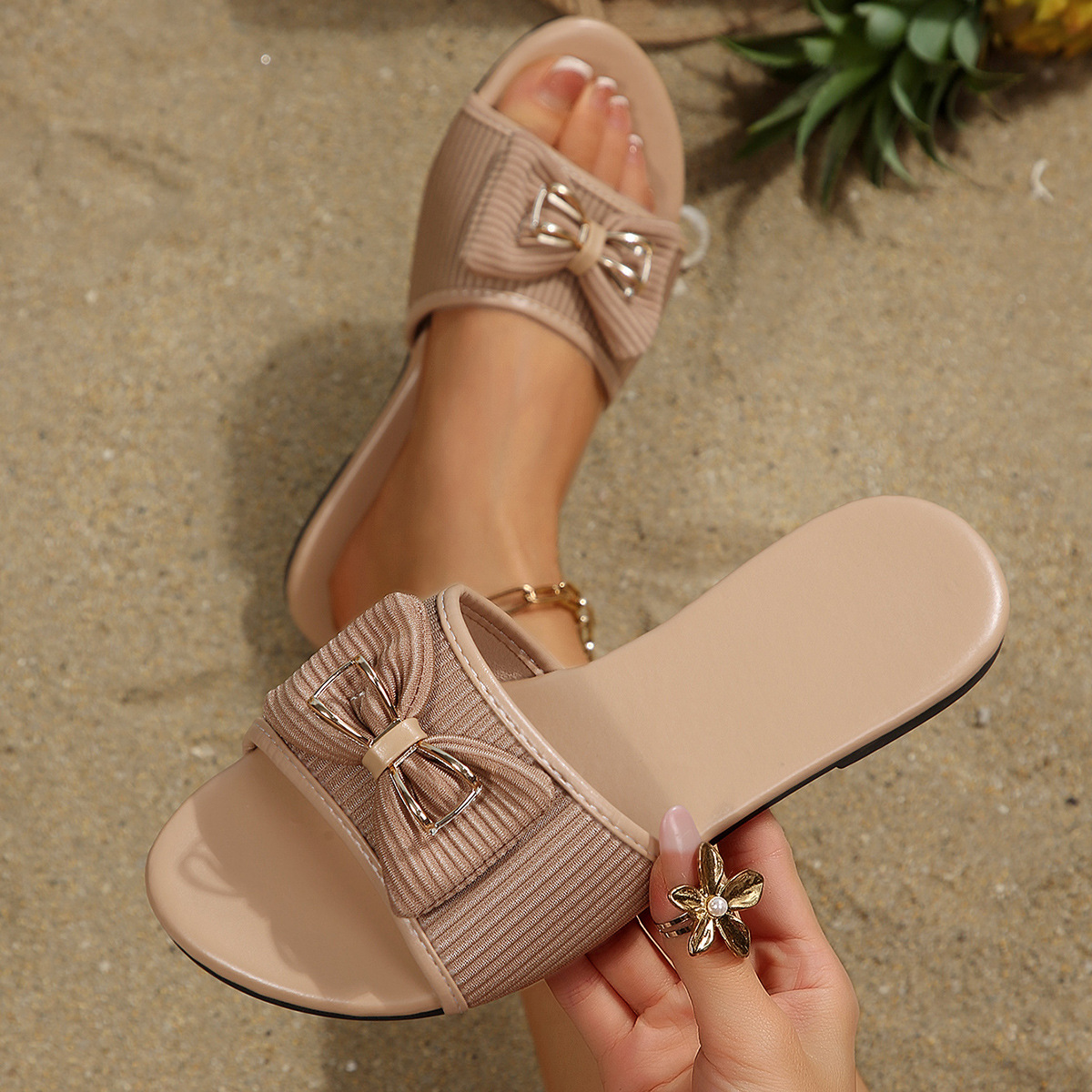 Sandalias Planas de Mujer de Cuero Sintético con Decoración Metálica para Uso Casual